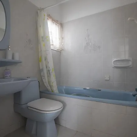 Peaceful Cozy Great Location Vakantiehuis Protaras